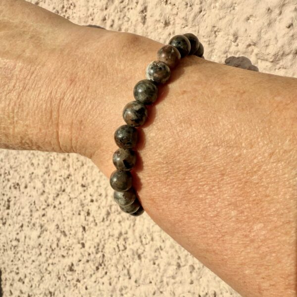 Bracelet pierre Yooperlite en perles 8mm. Boutique La Porte des Secrets