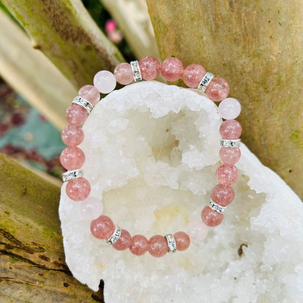 Bracelet en quartz fraise et quartz rose perles 8mm et strass. Boutique La Porte des Secrets