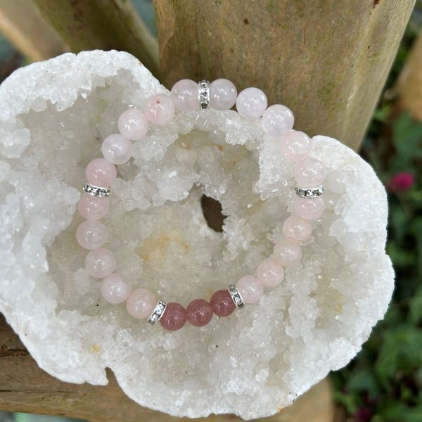 Bracelet en quartz rose et quartz fraise, séparateur fin en strass, pour poignet standard boutique La Porte des Secrets