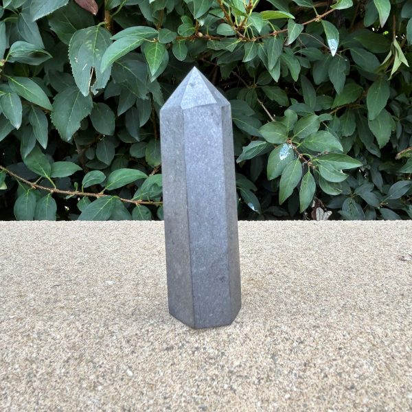 Obélisque Shungite polie mate9.8 cm - Russie (Carélie) - Colonne de lumière en pierre naturelle - 9.8 cm boutique La Porte des Secrets