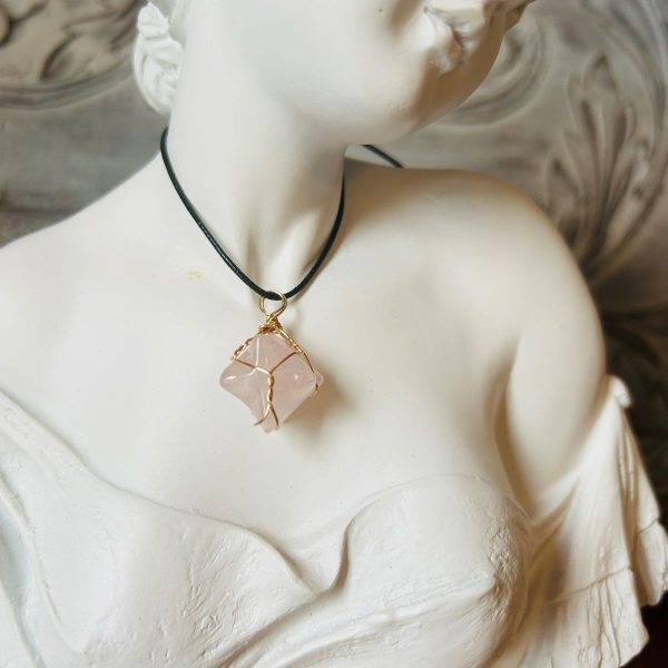 Pendentif Merkaba Quartz rose cerclé métal doré - Boutique La Porte des Secrets