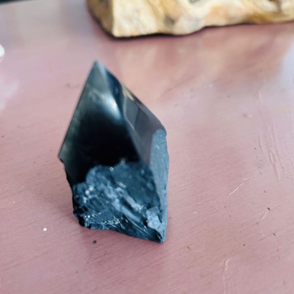 Shungite en Pointe polie/brute - Russie (Carélie) - 6.5 cm - boutique La Porte des Secrets