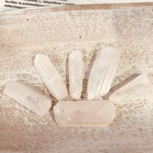 Damburites de Madagascar - pierre brutes forme baguette - boutique La Porte des Secrets