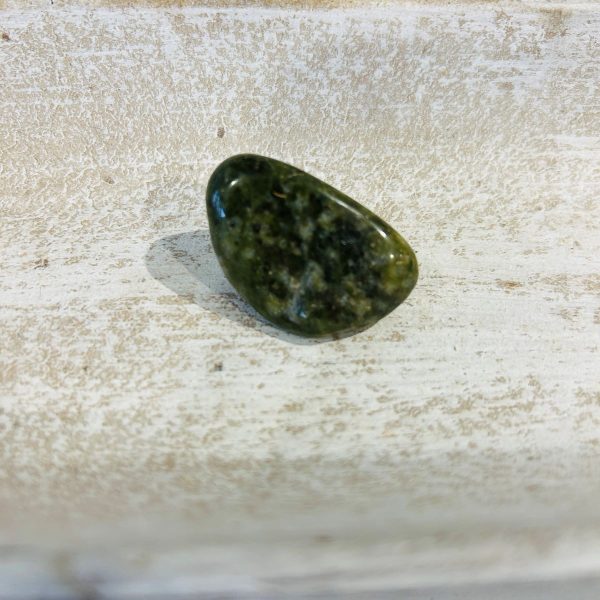 Epidote ou Pistacite de Norvège - pierre roulée boutique La Porte des Secrets