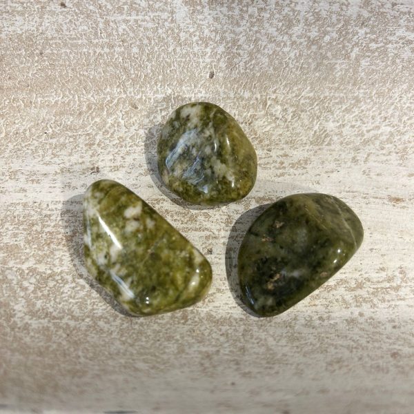 Epidote ou Pistacite de Norvège - pierre roulée boutique La Porte des Secrets