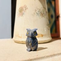 chouette en pierre de Sodalite naturelle 4 cm - sculpture animal totem chouette - boutique La Porte des Secrets