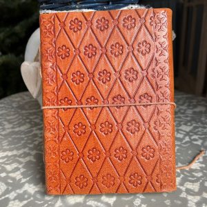Grimoire en cuir artisanal et pierre opalite - entièrement gravé, pages vierges - Boutique La Porte des Secrets