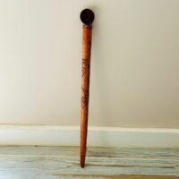 Bâton chaman pentagramme en bois sculpté main, 40 cm cm. Boutique La Porte des Secrets