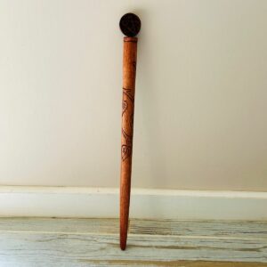 Bâton chaman pentagramme en bois sculpté main, 40 cm cm. Boutique La Porte des Secrets