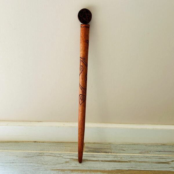 Bâton chaman pentagramme en bois sculpté main, 40 cm cm. Boutique La Porte des Secrets