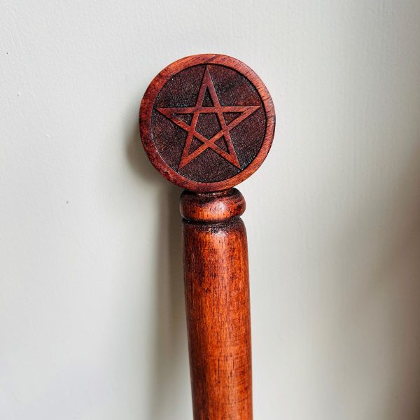 Bâton chamanique pentacle en bois naturel gravé élément de la nature 1.15m Boutique La Porte des Secrets