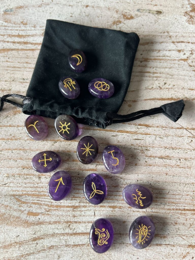 Runes Sorcière en Améthyste naturelle - 13 palets gravés or - boutique La Porte des Secrets