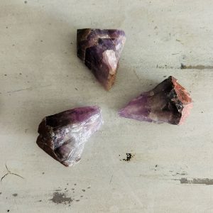 Auralite 23 brute et pointe polie Brésil qualité extra - Talisman énergétique et pierre d'alignement ciel-terre - Renforce la connexion spirituelle et l'élévation de la conscience - taille entre 4 et 5 cm - boutique minéraux du monde La Porte des Secrets