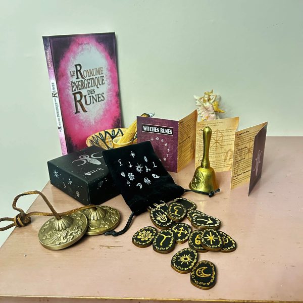 Runes Sorcière en bois - Coffret de 13 palets noir gravé - Boutique ésotérique La Porte des Secrets