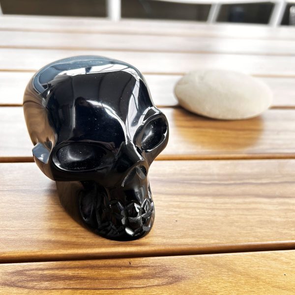 Crâne Obsidienne argentée Mexique, taillé et sculpté à la main 11,5 cm - Boutique minéraux du monde La Porte des Secrets