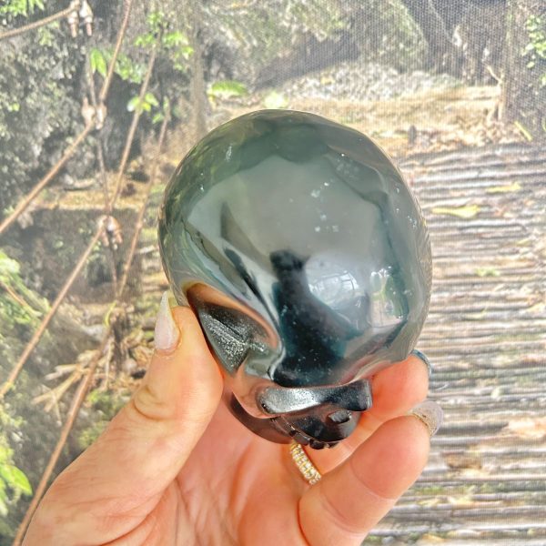 Crâne artisanale Obsidienne noire fait main 10.5 cm, crâne unique - photo vue du dessus avec les bosselages - Boutique minéraux du monde la porte des secrets