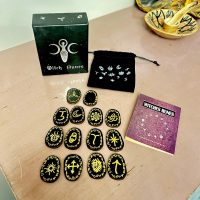 Runes Sorcière en bois - Coffret de 13 palets noir gravé - Boutique ésotérique La Porte des Secrets