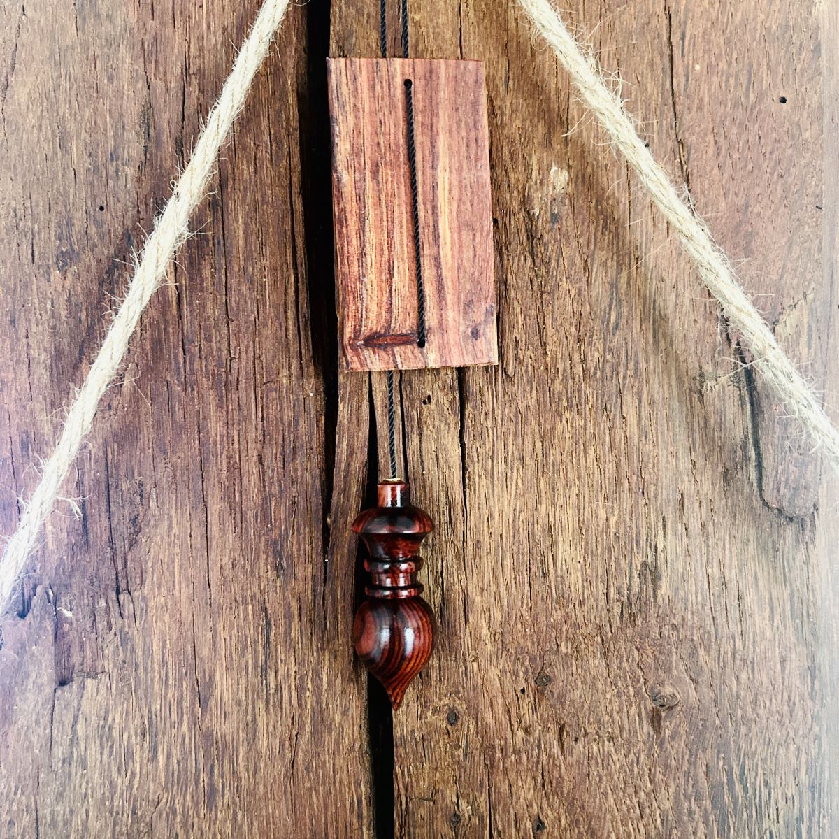 Pendule égiptien Horus en bois précieux 18 gr