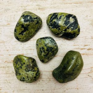 Galet Jade néphrite Chine forme libre. Gros galets environ 5-6 cm et 110-130 grs - Boutique La Porte des Secrets