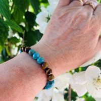 Bracelet en turquoise bleue véritable du Sud-Afrique et Oeil de tigre. Créer à la main à la boutique, perles de 8mm avec une perle ethnique en acier. Bracelet élastique. Boutique La Porte des Secrets
