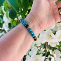 Bracelet en vrai turquoise bleue du Sud-Afrique naturelle et non teintée et oeil de tigre. Perles de 8mm. Bracelet élastique artisanal. Boutique La Porte des Secrets
