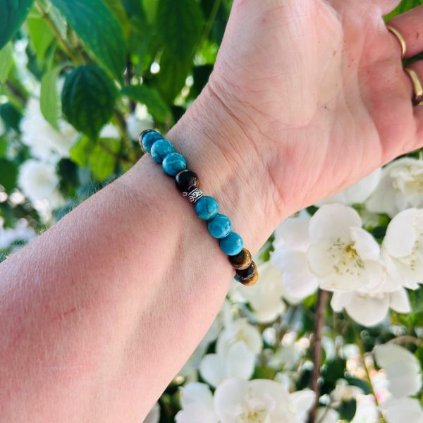 Bracelet en vrai turquoise bleue du Sud-Afrique naturelle et non teintée et oeil de tigre. Perles de 8mm. Bracelet élastique artisanal. Boutique La Porte des Secrets