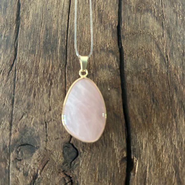 Pendentif en Quartz rose cerclé doré environ 3 cm. Boutique La Porte des Secrets