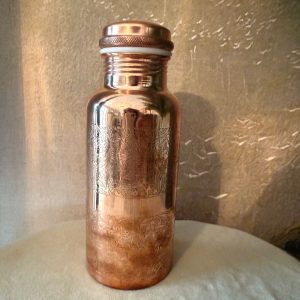 Bouteille en cuivre gravé motif floral de la marque Yogi & Yogini Naturals. Pour le plaisir de boire de l'eau pure ! Contenance 500ml, poids : 0.275 kg. Boutique La Porte des Secrets