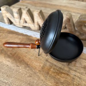 Brule encens en métal noir et manche en bois 27 cm x 11.5 cm x 8 cm. Boutique ésotérique La Porte des Secrets