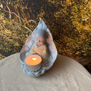 Moine Méditatif porte bougie 13.5 cm - statuette en Résine grise. Boutique ésotérique La Porte des Secrets