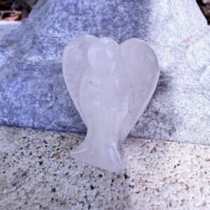 Ange en Quartz cristal de roche naturel fait main 4 cm. Boutique de lithothérapie La Porte des Secrets