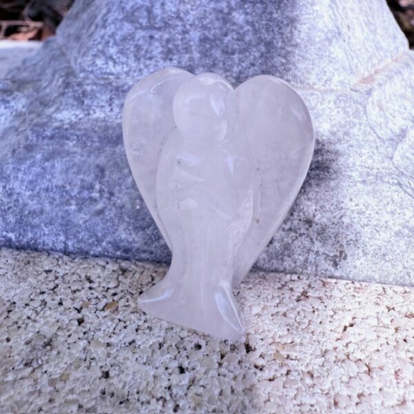 Ange en Quartz cristal de roche naturel fait main 4 cm. Boutique de lithothérapie La Porte des Secrets