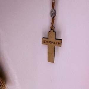 Croix de Jérusalem sur chapelet en perles de bois et marie vierge miraculeuse. Boutique ésotérique La Porte des Secrets