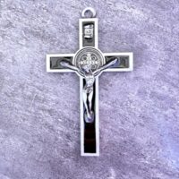 Croix de Jésus et St Benoît pour protection. Boutique La Porte des Secrets