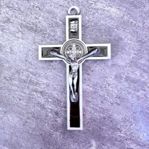 Croix de Jésus et St Benoît pour protection. Boutique La Porte des Secrets