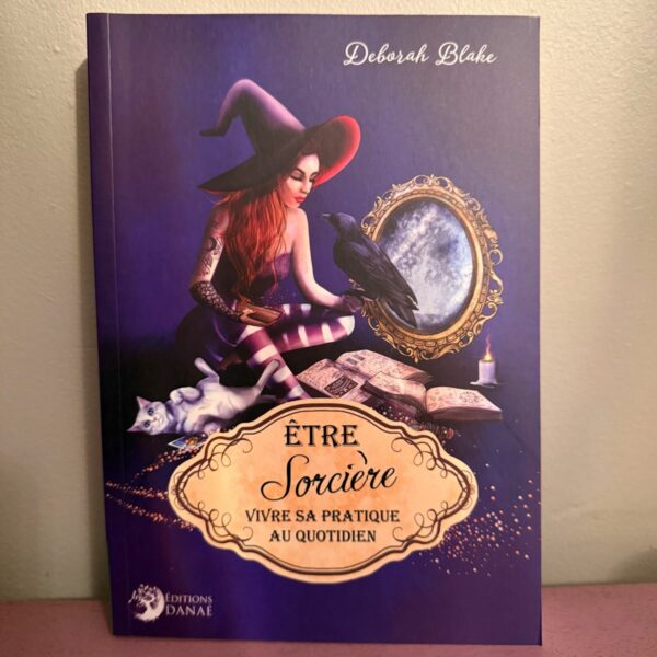 Être sorcière et vivre de sa pratique au quotidien est un maginfique guide pour vous accompagner chaque jours de l'année. Que vous soyez sorcière moderne ou pas ce livre peu transformer votre quotidien. Boutique et libraire ésotérique La Porte des Secrets