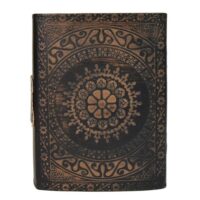 Grimoire en cuir gravé et obsidienne noire naturelle, pages en parchemin artisanal. 18X14x7 cm, pages antiques vierges.. verso gravé de fleurs. Boutique ésotérique La Porte des Secrets