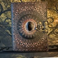 Grimoire en cuir gravé et obsidienne noire naturelle, pages en parchemin artisanal. 18X14 cm, épaisseur 7 cm, poids env.0,460 kg. Boutique ésotérique La Porte des Secrets