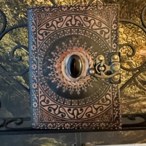 Grimoire en cuir gravé et obsidienne noire naturelle, pages en parchemin artisanal. 18X14 cm, épaisseur 7 cm, poids env.0,460 kg. Boutique ésotérique La Porte des Secrets