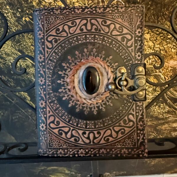 Grimoire en cuir gravé et obsidienne noire naturelle, pages en parchemin artisanal. 18X14 cm, épaisseur 7 cm, poids env.0,460 kg. Boutique ésotérique La Porte des Secrets