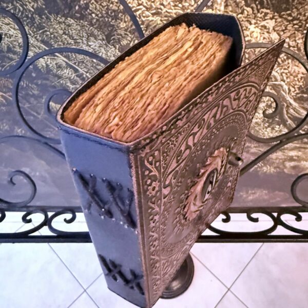 Grimoire vierge artisanal en cuir de buffle et parchemin antique vierge, au centre du grimoire une belle pierre d'obsidienne noire. Format : 18x14x7 cm. Poids : 0,476 kg