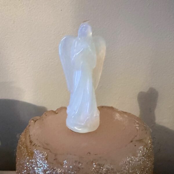 Jolie statuette d'un Ange en Opalite artisanal, hauteur 6 cm. Boutique de pierre et minéraux La Porte des Secrets