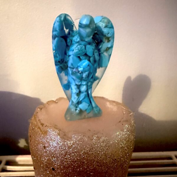 Ange en orgonite et Howlite couleur turquoise 7 cm. Boutique de lithothérapie en Dordogne La Porte des Secrets
