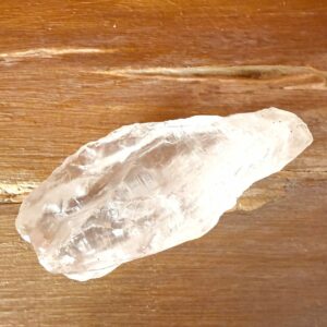 Azeztulite Caroline du Nord (USA) - Cristal rare et extraordinaire de guérison et spirituel. Taille : 6.5 cm Poids ; 42 grammes. Boutique de minéraux du monde La Porte des Secrets