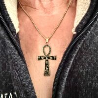 Croix Ânkh ou Croix de Vie, pendentif émail noire et signes hiéroglyphes dorés avec chaîne. Boutique ésotérique La Porte des Secrets