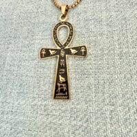 Croix Ânkh ou Croix de Vie, pendentif émail noire et signes hiéroglyphes dorés avec chaîne. Boutique ésotérique La Porte des Secrets