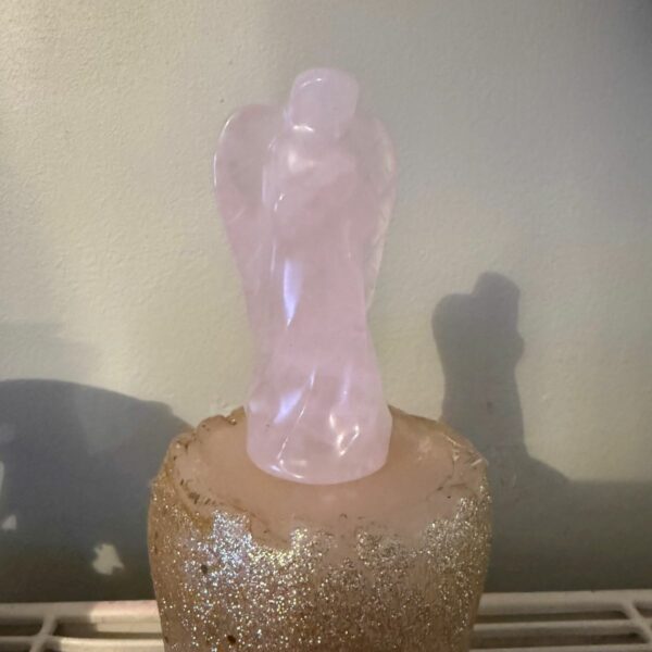 Grand ange en quartz rose naturel 9 cm. Belle statuette d'ange en position de prière. Poids environ 110 grammes. Boutique de lithothérapie La Porte des Secrets