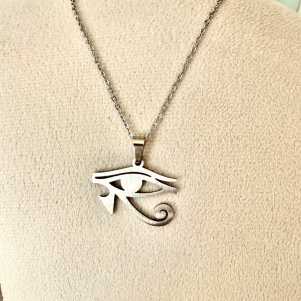 Oeil d'Horus (Brahma) pendentif métal argenté inoxydable avec chaîne. 2,5 cm. Boutique ésotérique La Porte des Secrets