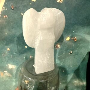 Grand Ange artisanal en Sélénite, pierre naturelle Maroc 12 cm. Statuette taillée et polie à la main. Boutique de lithothérapie et Esotérique La Porte des Secrets