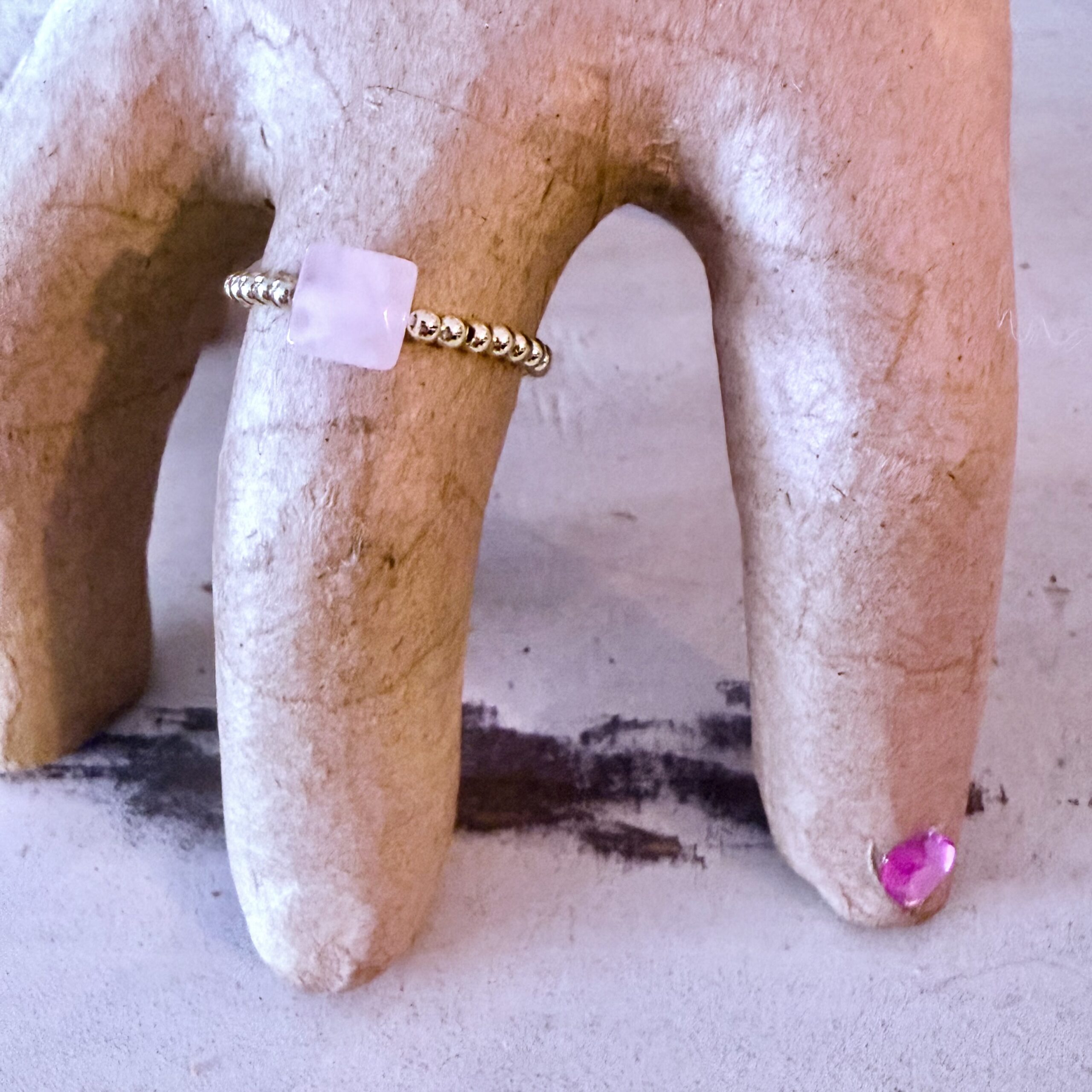 Bague élastique Quartz rose naturel et perles métalliques dorées